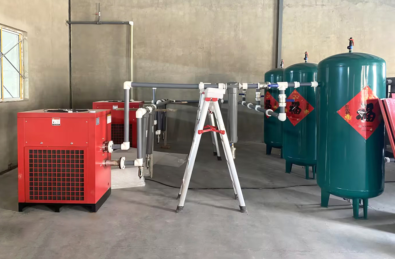 Fall der Ausrüstung der Ausrüstung in der Tierhaltungsindustrie: Wie hilft ein Doppelschrank (90 kW) Luftkompressor Unternehmen, eine effiziente und energiesparende Produktion zu erzielen?